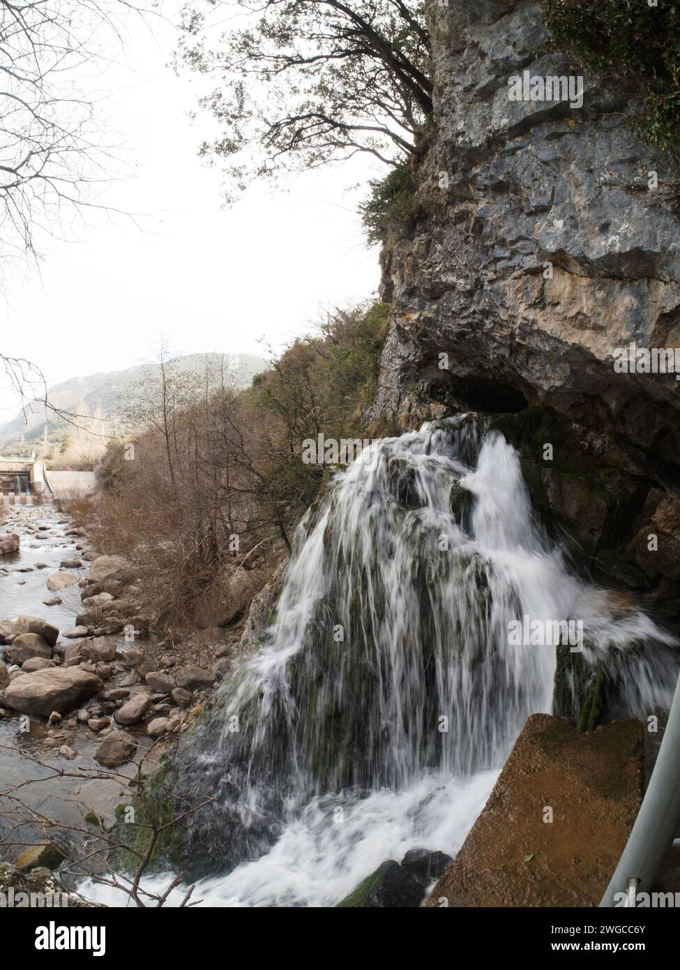 Cascata che esce dalla Cueva de Las Güixas, Villanúa, Pirenei, Huesca, Aragona, la grotta spagnola che può essere visitata a Villanua Foto Stock