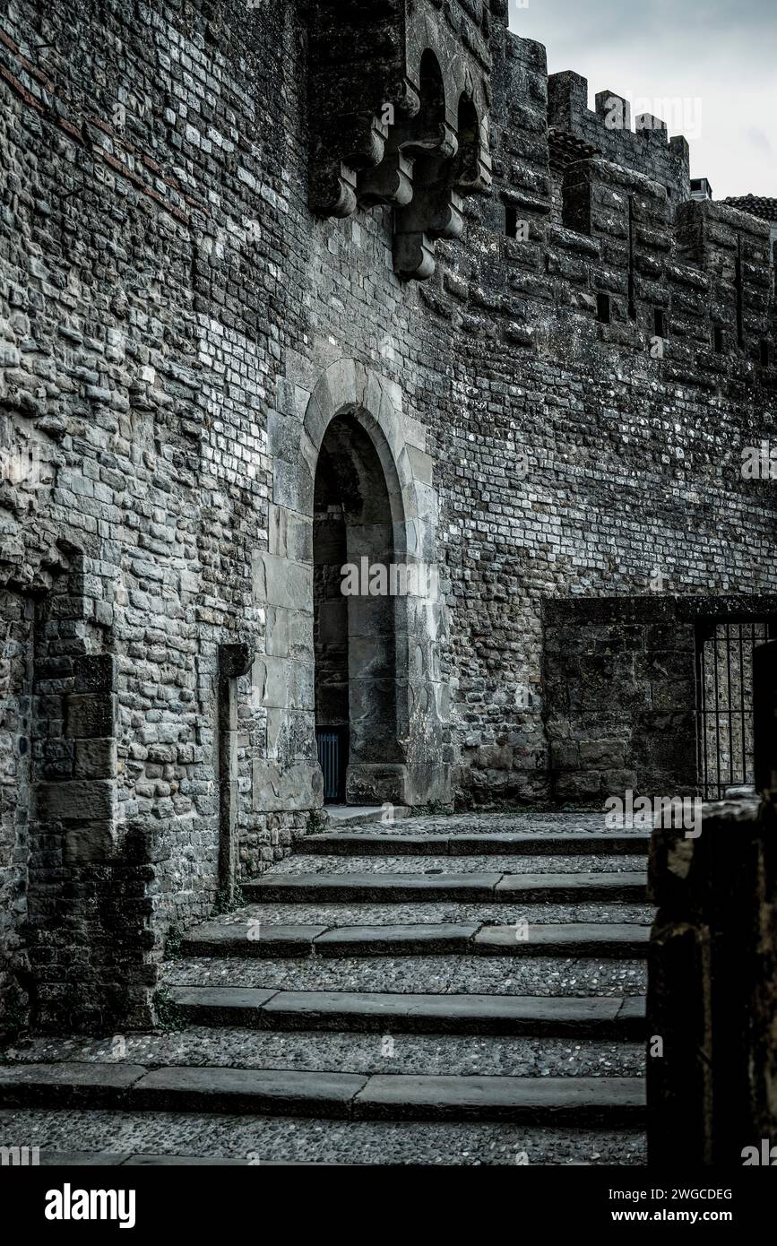 La Cité, cittadella medievale con fortificazioni a doppia parete costruita in gran parte nel medioevo nel XIII e XIV secolo, Carcassonne, Francia Foto Stock