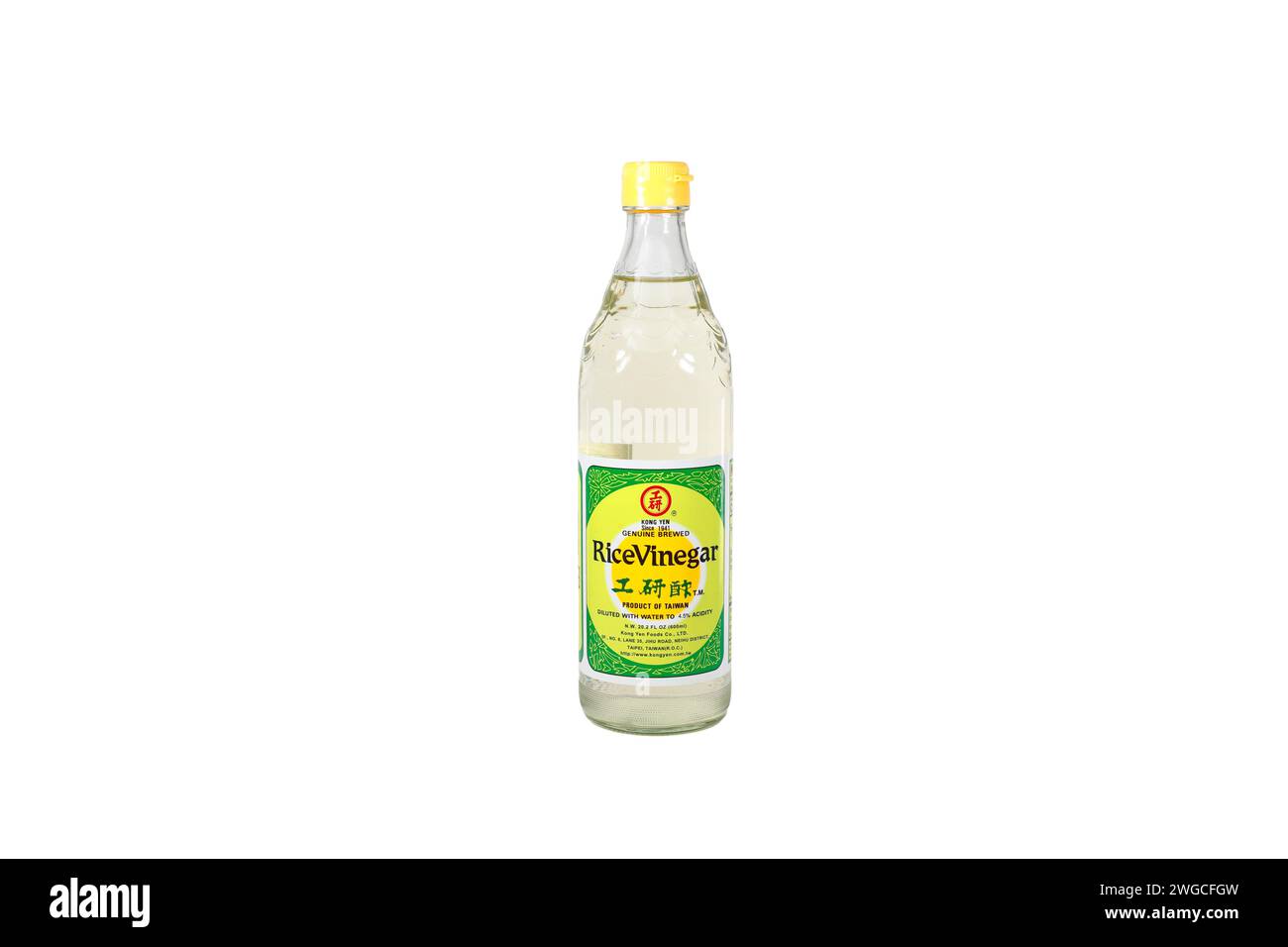 Una bottiglia di Aceto di riso Kong Yen 工研醋 isolato su sfondo bianco. ritaglio per uso illustrativo ed editoriale. Foto Stock