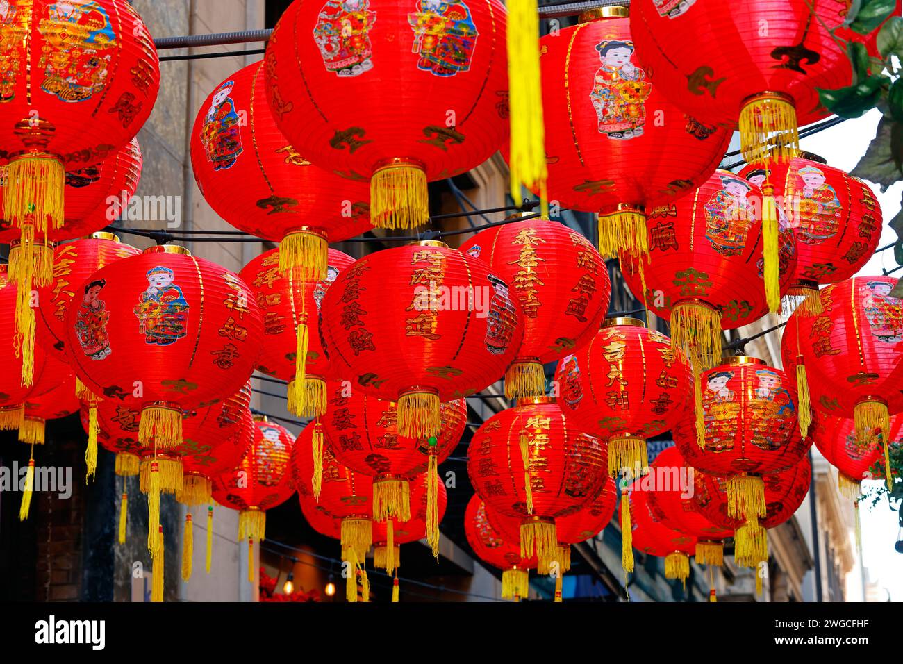 Lanterne rosse cinesi per Capodanno lunare 恭喜發財 con nappine dorate che fluttuano nell'aria Foto Stock