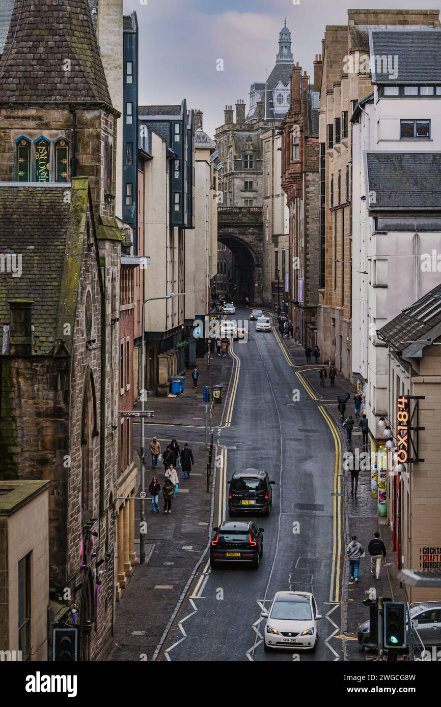 Vista dall'alto di Cowgate a causa della sua chiusura al traffico per facilitare la congestione, città vecchia di Edimburgo, Scozia, Regno Unito Foto Stock