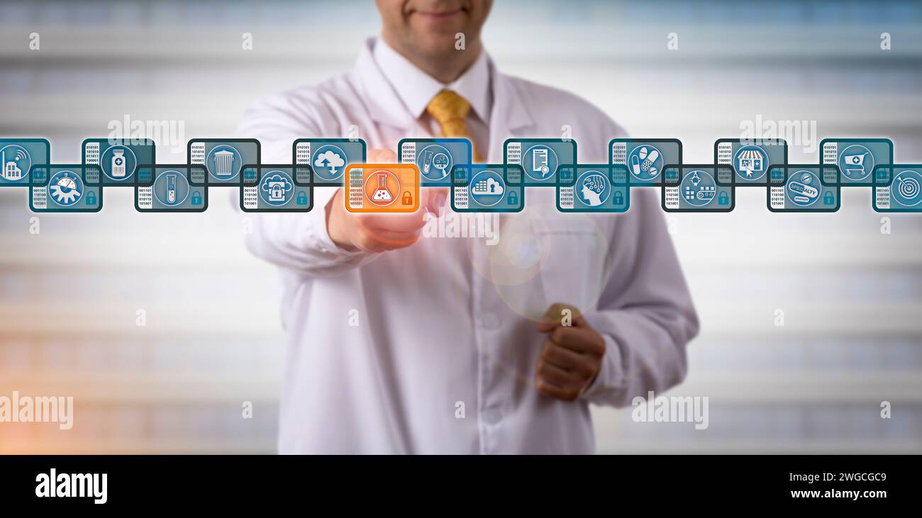 Scienziato farmaceutico irriconoscibile che accede in modo sicuro a un blocco in una blockchain farmaceutica. Concetto IT e Internet per la gestione dei dati, distribuito Foto Stock