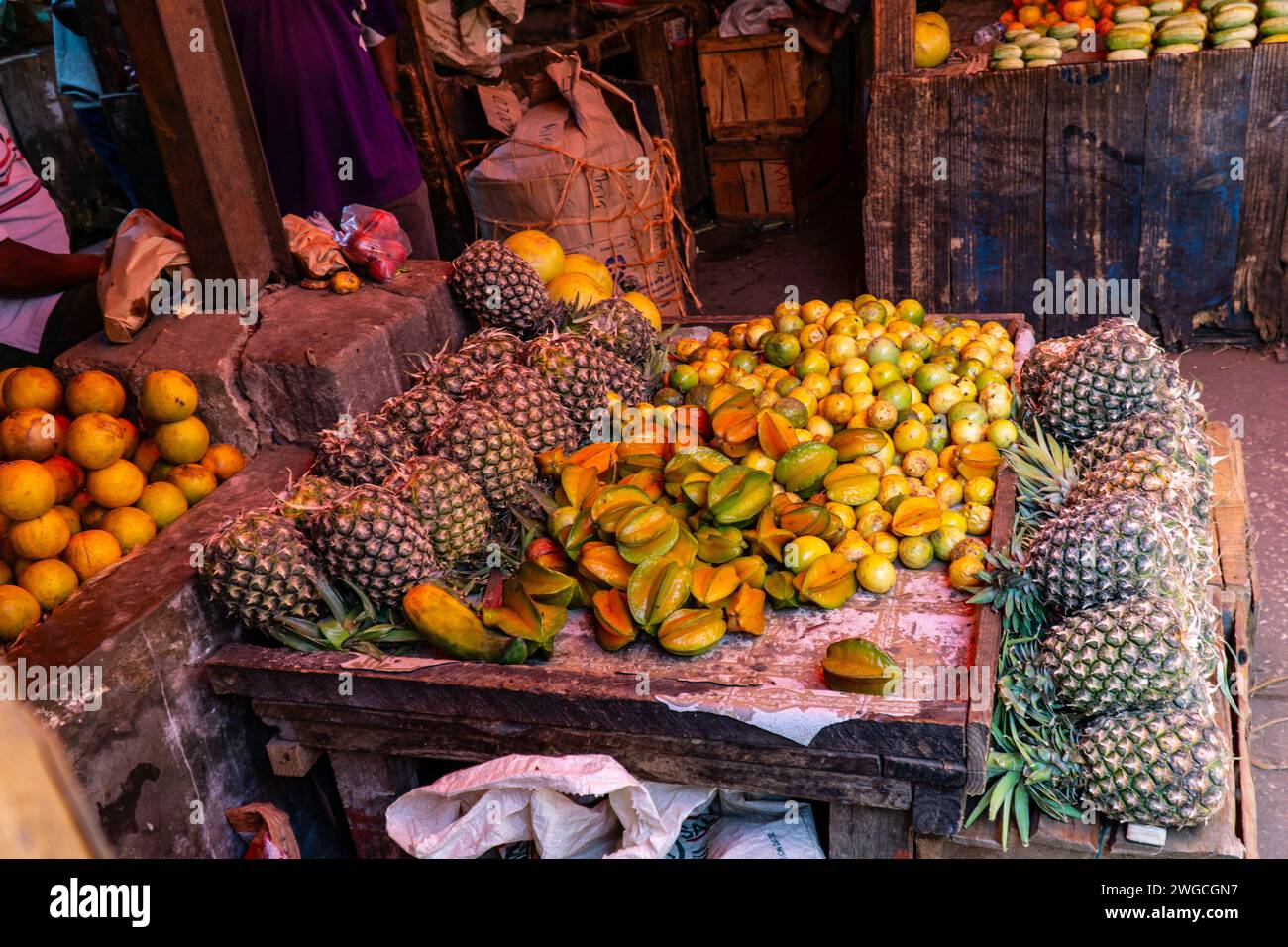 Venditore di frutta tropicale. Ananas, carambola, arance a Stone Town Zanzibar Foto Stock