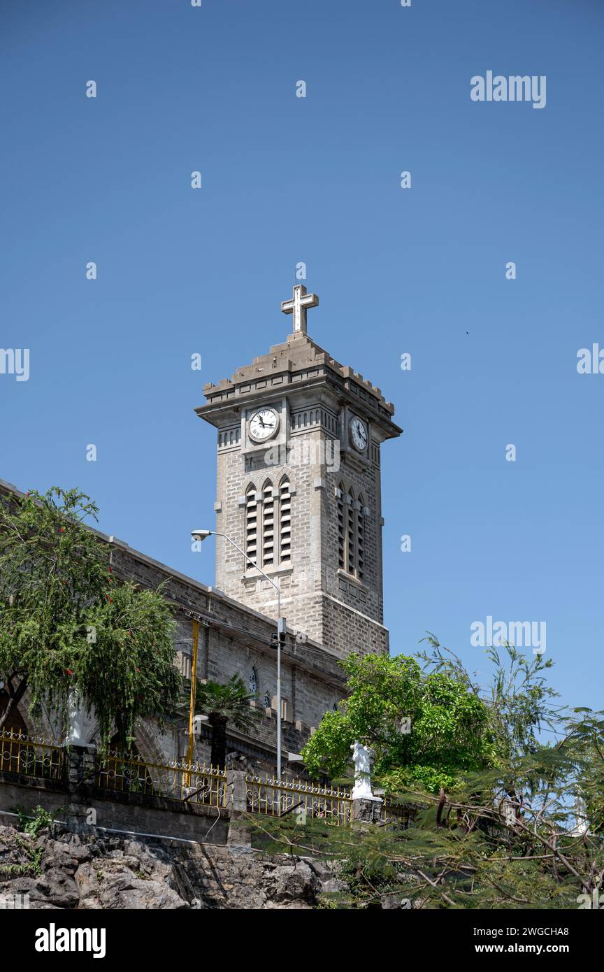 La cattedrale cattolica di Nha Trang in stile gotico francese è la più grande chiesa con croce e orologio della città del Vietnam Foto Stock