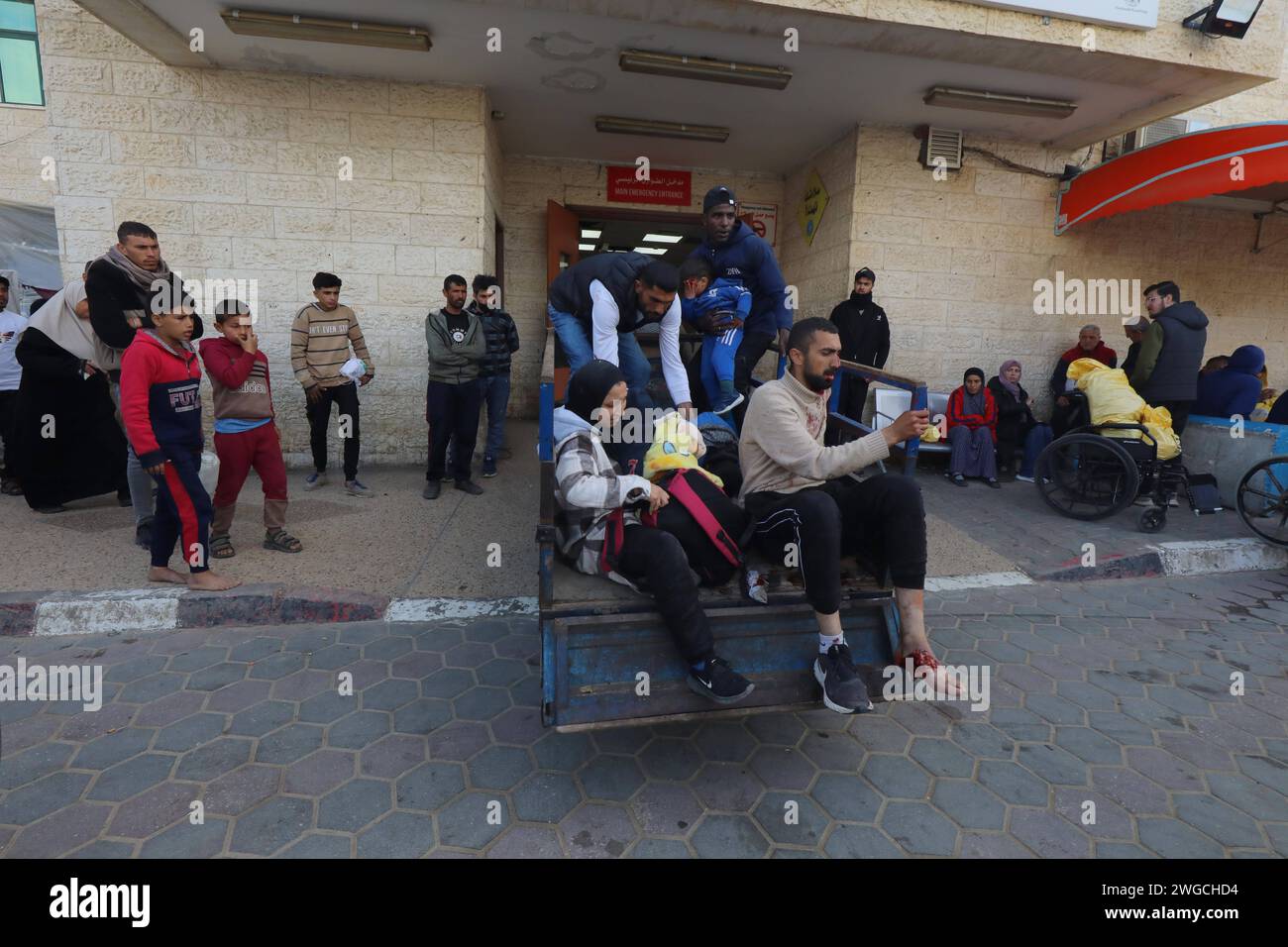 I palestinesi feriti, compresi i bambini, vengono portati all'ospedale dei Martiri di al-Aqsa i palestinesi feriti, compresi i bambini, vengono portati all'ospedale dei Martiri di al-Aqsa per essere curati in seguito agli attacchi israeliani a Deir al-Balah, Gaza il 4 febbraio 2024. Foto di Omar Ashtawy apaimages Dair EL-Balah Striscia di Gaza territorio palestinese 040224 Dair El-Balah OSH 1 001 Copyright: XapaimagesxOmarxAshtawyxxapaimagesx Foto Stock