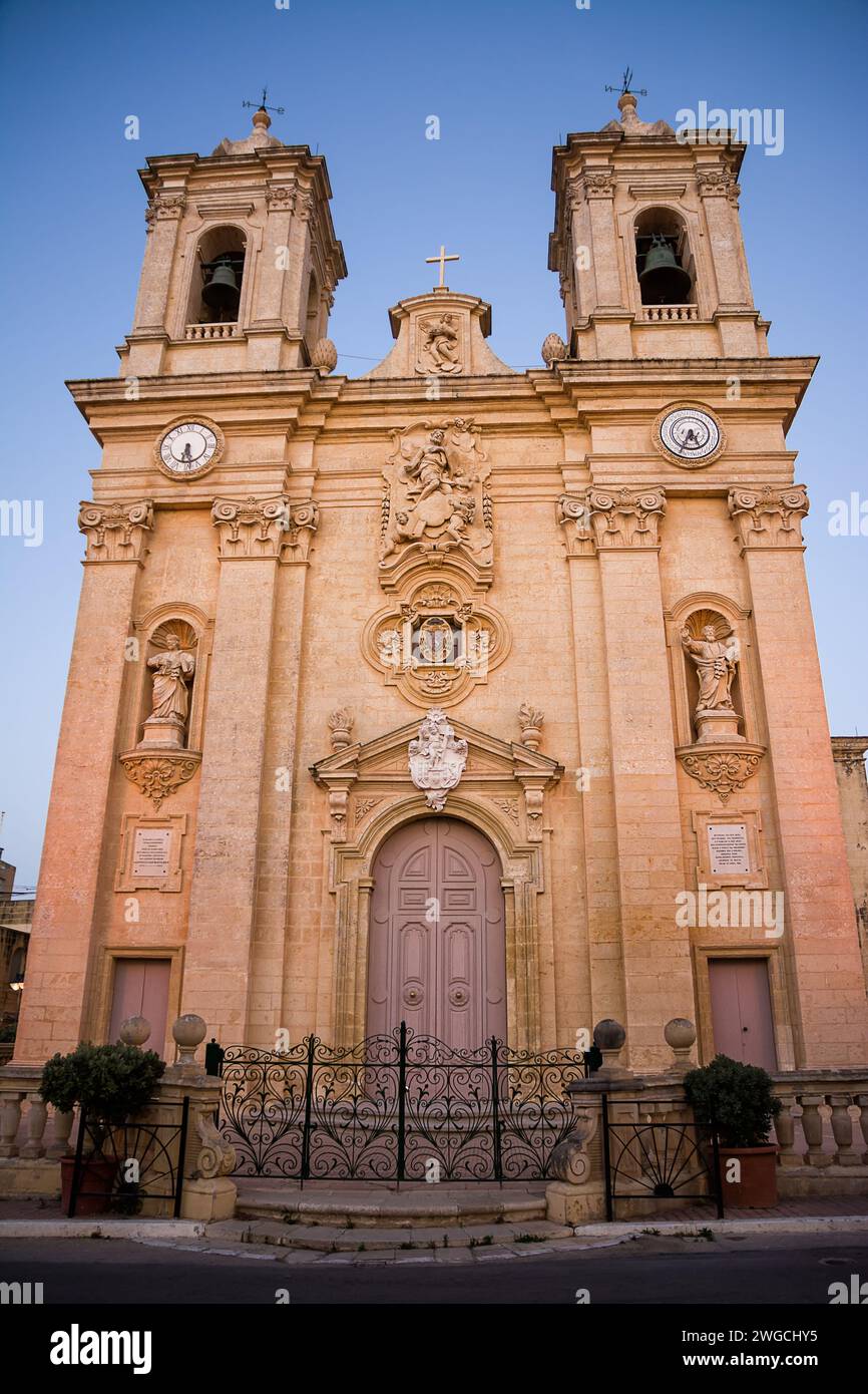 Chiesa di S.. Bartolomeo Apostolo nel centro del villaggio di Gargur sull'isola di Malta Foto Stock