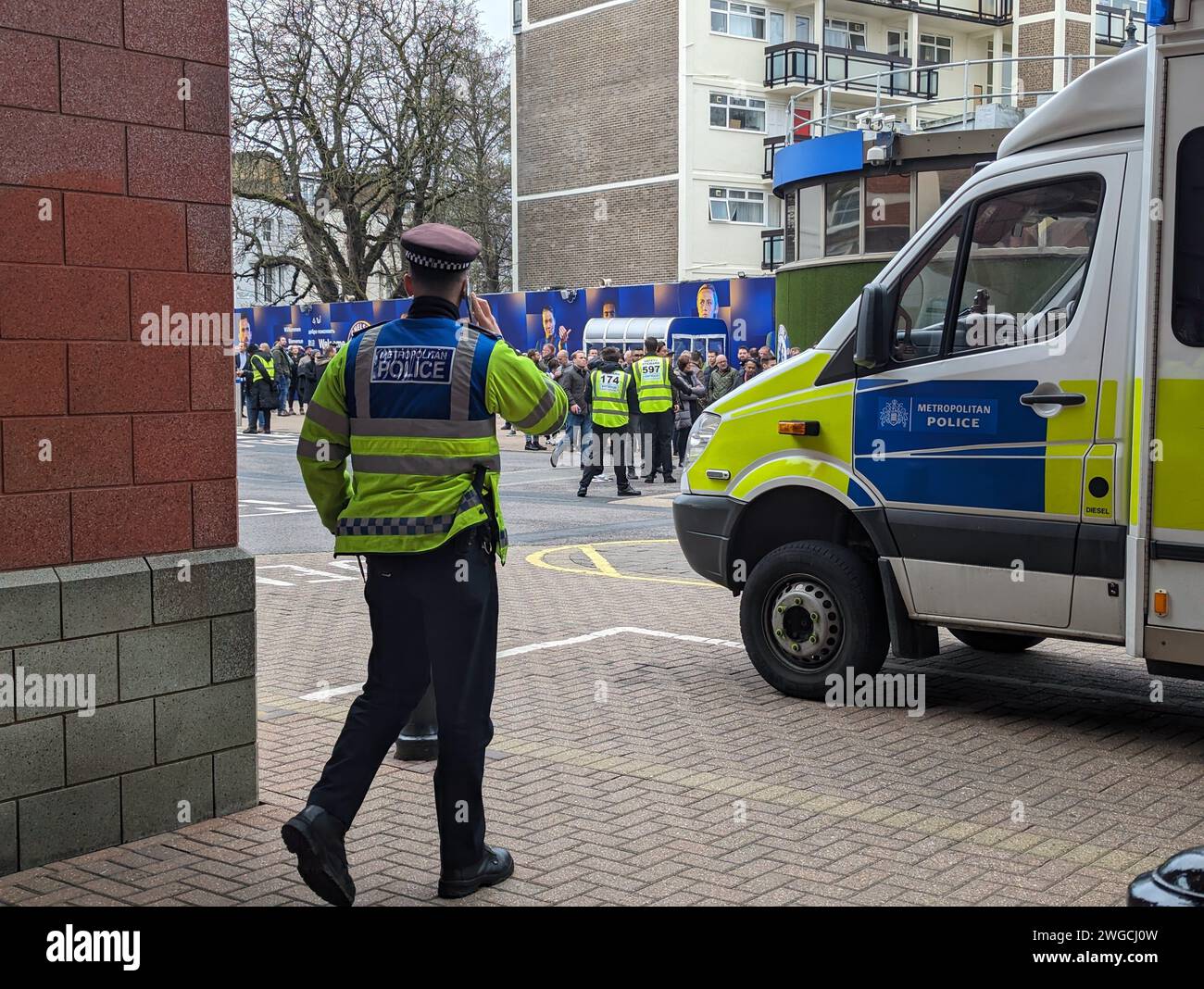 Londra, Regno Unito. 4 febbraio 2024. Un allarme di sicurezza fuori dallo Stamford Bridge Stadium minaccia di ritardare l'inizio della partita Chelsea contro Wolves. Crediti: Brian Minkoff/Alamy Live News Foto Stock