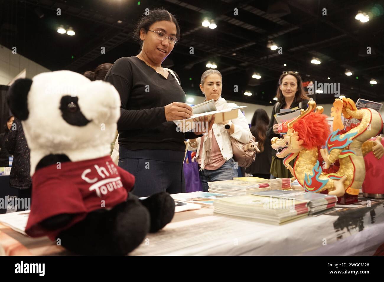 Los Angeles, USA. 3 febbraio 2024. Le persone visitano lo stand China durante l'annuale Los Angeles Travel & Adventure Show a Los Angeles, negli Stati Uniti, 3 febbraio 2024. Il Los Angeles Travel & Adventure Show del 2024 ha avuto inizio qui sabato. Crediti: Zeng Hui/Xinhua/Alamy Live News Foto Stock