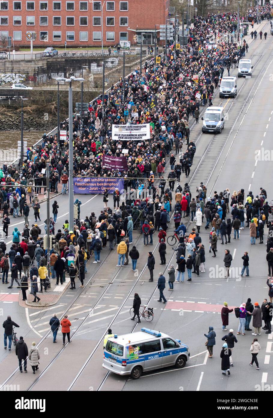 Laut gegen Rechts 2 Bremer Demo und Kundgebung Laut gegen Rechts . Annähernd 20,000 Menschen kamen zur 2. Dimostrazione für Demokratie und gegen Rechtsextremismus erneut zusammen. IM Bild: Die Demonstration auf der die Wilhelm-Kaisen-Brücke. Transparente mit den Aufschriften: für das schöne Leben Faschismus bekämpfen Hier - Jetzt - Überall , Gegen Rechts hilft nur radikal: Gegen Staat, Nation und Kapital und für eine solidarische Gesellschaft - alle zusammen gegen den Rechtsruck . DEU, Brema, 04.02.2024 *** forte contro la manifestazione destra 2 Brema e raduno forte contro la destra quasi Foto Stock