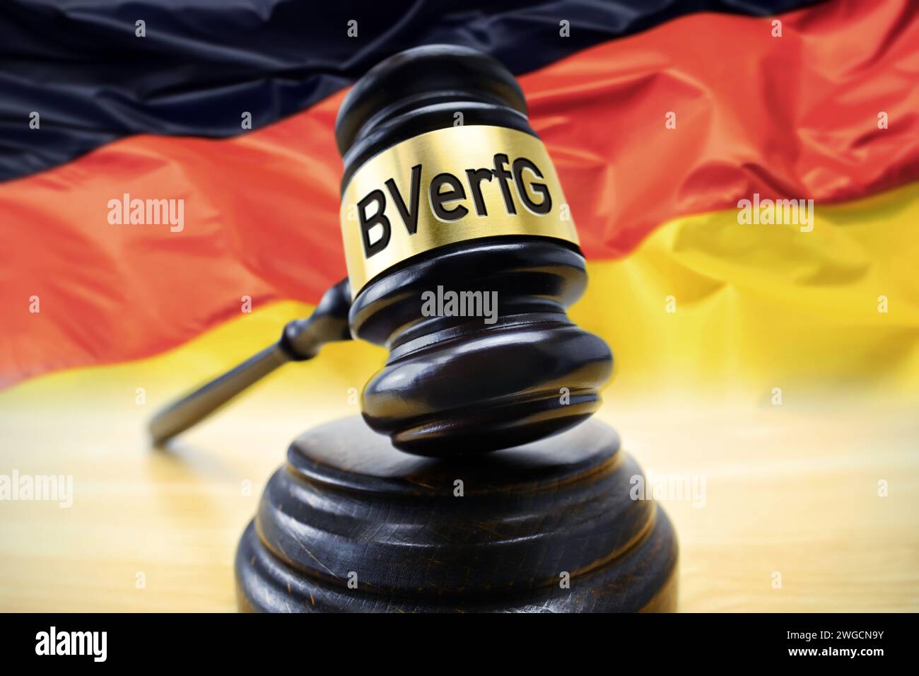 Richter Hammer con iscrizione BVerfG davanti alla bandiera tedesca, Symbol Photo Federal Constitutional Court, Photo Montage Foto Stock
