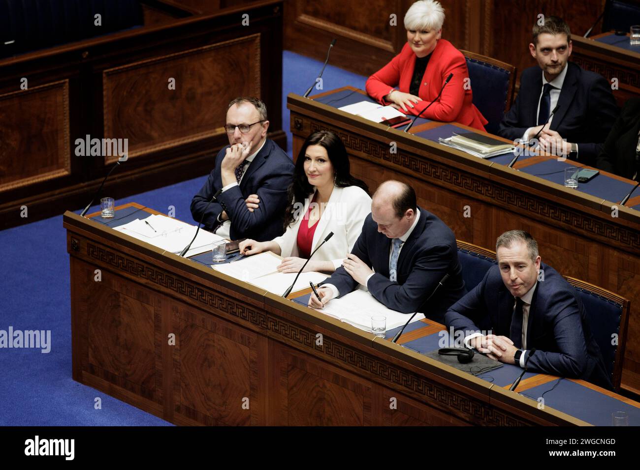 Vice primo ministro dell'Irlanda del Nord Emma Little-Pengelly (seconda da sinistra in prima fila), con colleghi di partito , durante la seduta dell'Assemblea dell'Irlanda del Nord a Stormont. Data immagine: Sabato 3 febbraio 2024. Foto Stock