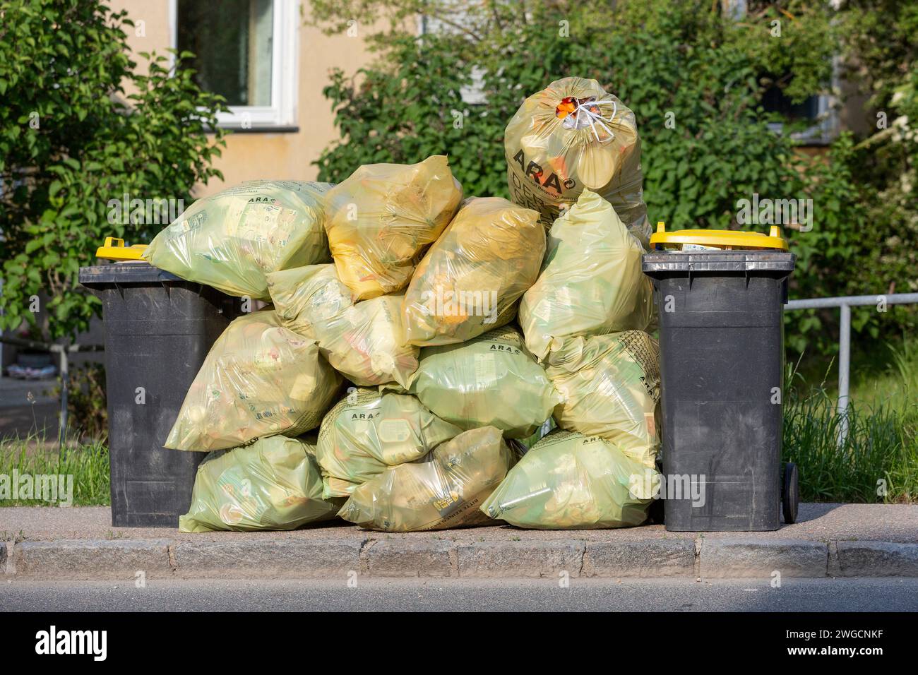 Sacchetti gialli, raccolta in plastica Foto Stock