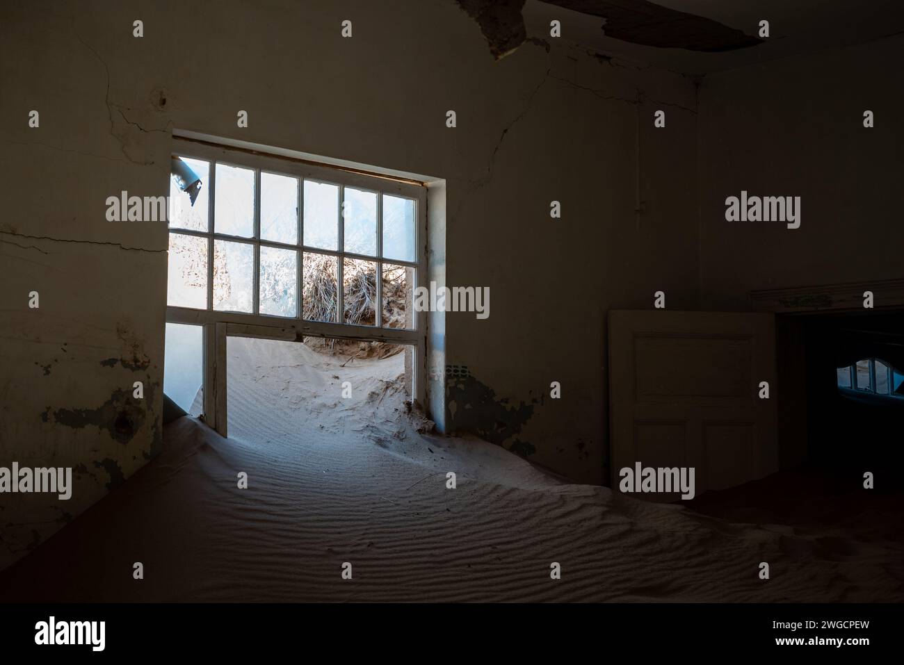 L'interno di un edificio abbandonato con mura danneggiate in una vecchia città deserta Foto Stock