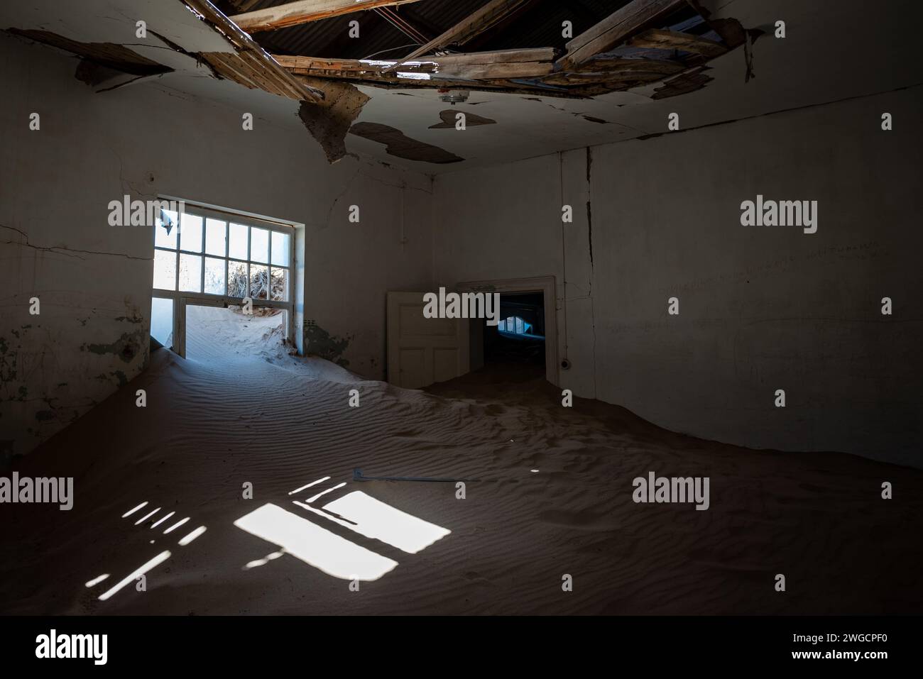 L'interno di un edificio abbandonato con mura danneggiate in una vecchia città deserta Foto Stock