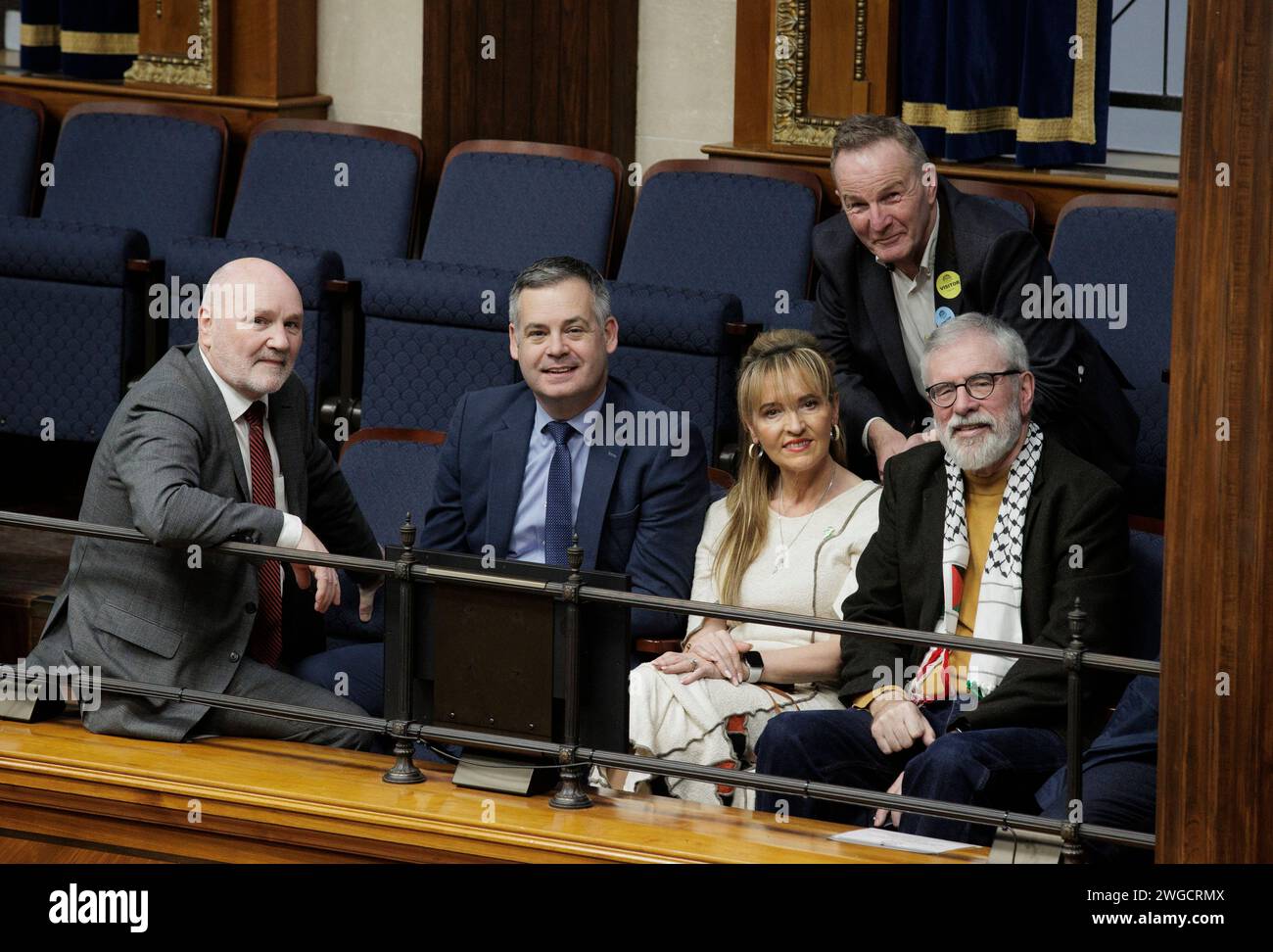 (Da sinistra) l'ex presidente dell'Assemblea dell'Irlanda del Nord Alex Maskey, il Sinn Fein TD Pearse Doherty, l'ex eurodeputata del Sinn Fein Martina Anderson, il consigliere del Sinn Fein JJ Magee e l'ex presidente del Sinn Fein Gerry Adams nella tribuna pubblica dell'Assemblea dell'Irlanda del Nord. Data immagine: Sabato 3 febbraio 2024. Foto Stock