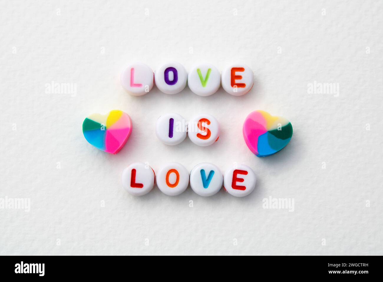 Phrase Love è l'amore fatto con perline colorate per realizzare collane e braccialetti Foto Stock