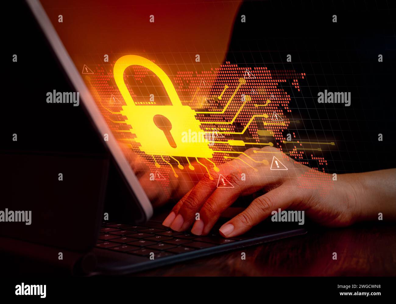 Criminalità informatica, sistema di sicurezza delle reti Internet, attacchi online globali hacker e concetti di protezione dei dati digitali per la privacy. Lucchetto di sicurezza con avviso Foto Stock