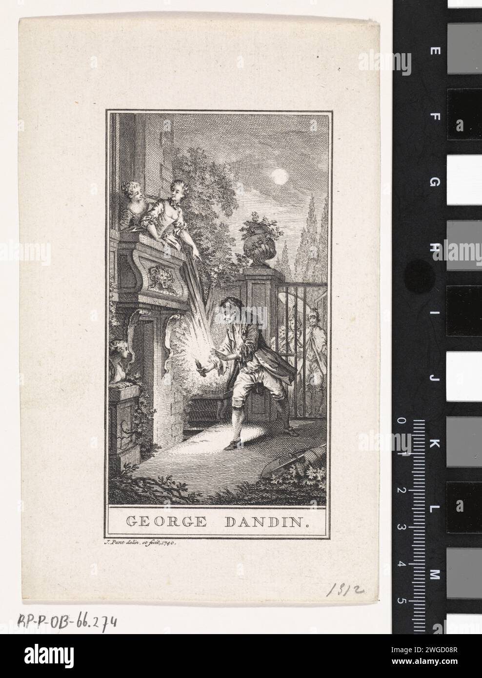 Uomo con candela sotto il balcone, Jan Punt, stampa 1740 Un uomo si trova in piedi con una candela accesa di notte sotto un balcone in un giardino. Due donne sul balcone. Un gruppo osserva dietro la recinzione del giardino. Scena della commedia George Dandin ou Mari Confondu, van Molière. Incisione/incisione su carta di Amsterdam (MOLIERE) opere specifiche di letteratura (con AUTORE, titolo). notte. balcone Foto Stock