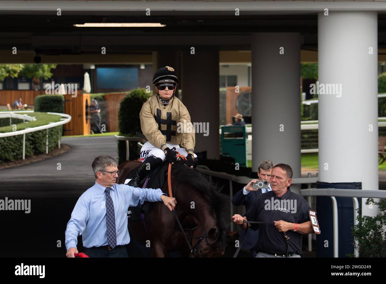 Ascot, Regno Unito. 8 settembre 2024. L'ippodromo di Ascot, guidato dal fantino Saffie Osborne, si dirige verso l'autodromo prima di vincere la Palmer & Co Champagne handicap Stakes in una calura mortale durante il meeting del venerdì di settembre. Proprietario dell'altro Club. Allenatore Jamie Osborne, Upper Lambourn. Breeder equine Breeding Limited. Credito: Maureen McLean/Alamy Foto Stock