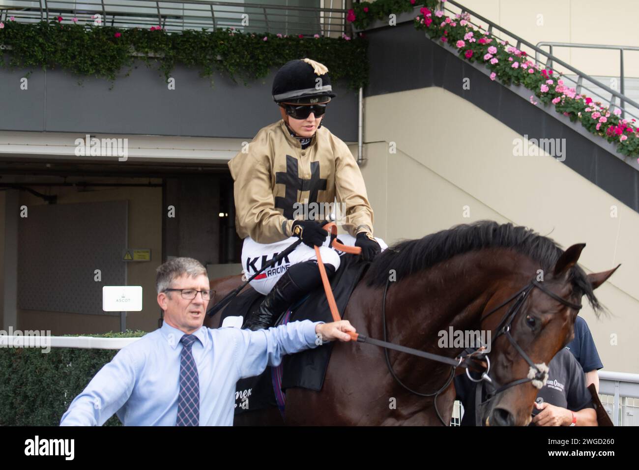 Ascot, Regno Unito. 8 settembre 2024. L'ippodromo di Ascot, guidato dal fantino Saffie Osborne, si dirige verso l'autodromo prima di vincere la Palmer & Co Champagne handicap Stakes in una calura mortale durante il meeting del venerdì di settembre. Proprietario dell'altro Club. Allenatore Jamie Osborne, Upper Lambourn. Breeder equine Breeding Limited. Credito: Maureen McLean/Alamy Foto Stock