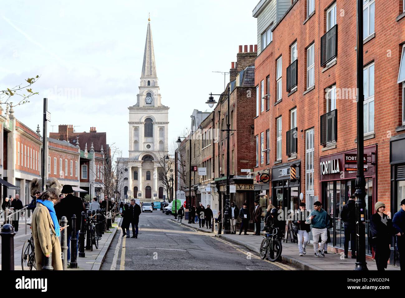 Christ Church Spitalfields visto lungo Brushfield Street , City of London Inghilterra Regno Unito Foto Stock