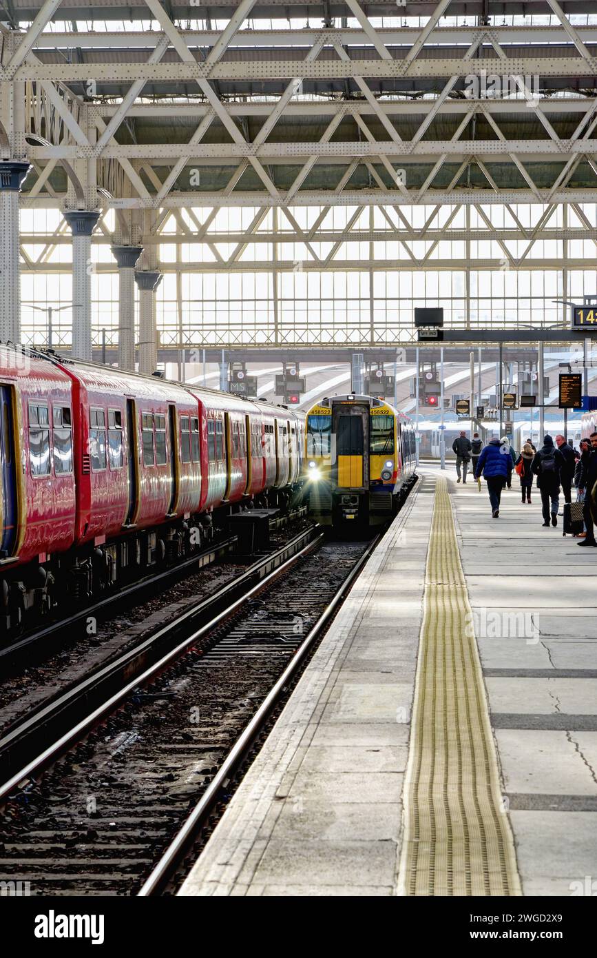 Un treno suburbano SWR per passeggeri in arrivo alla stazione di Waterloo Central London, Inghilterra, Regno Unito Foto Stock