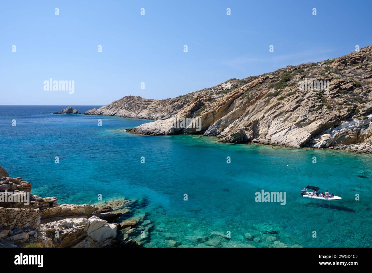 IOS, Grecia - 15 settembre 2023: Vista aerea panoramica della spiaggia paradisiaca di Tripiti e escursione turistica in motoscafo Foto Stock