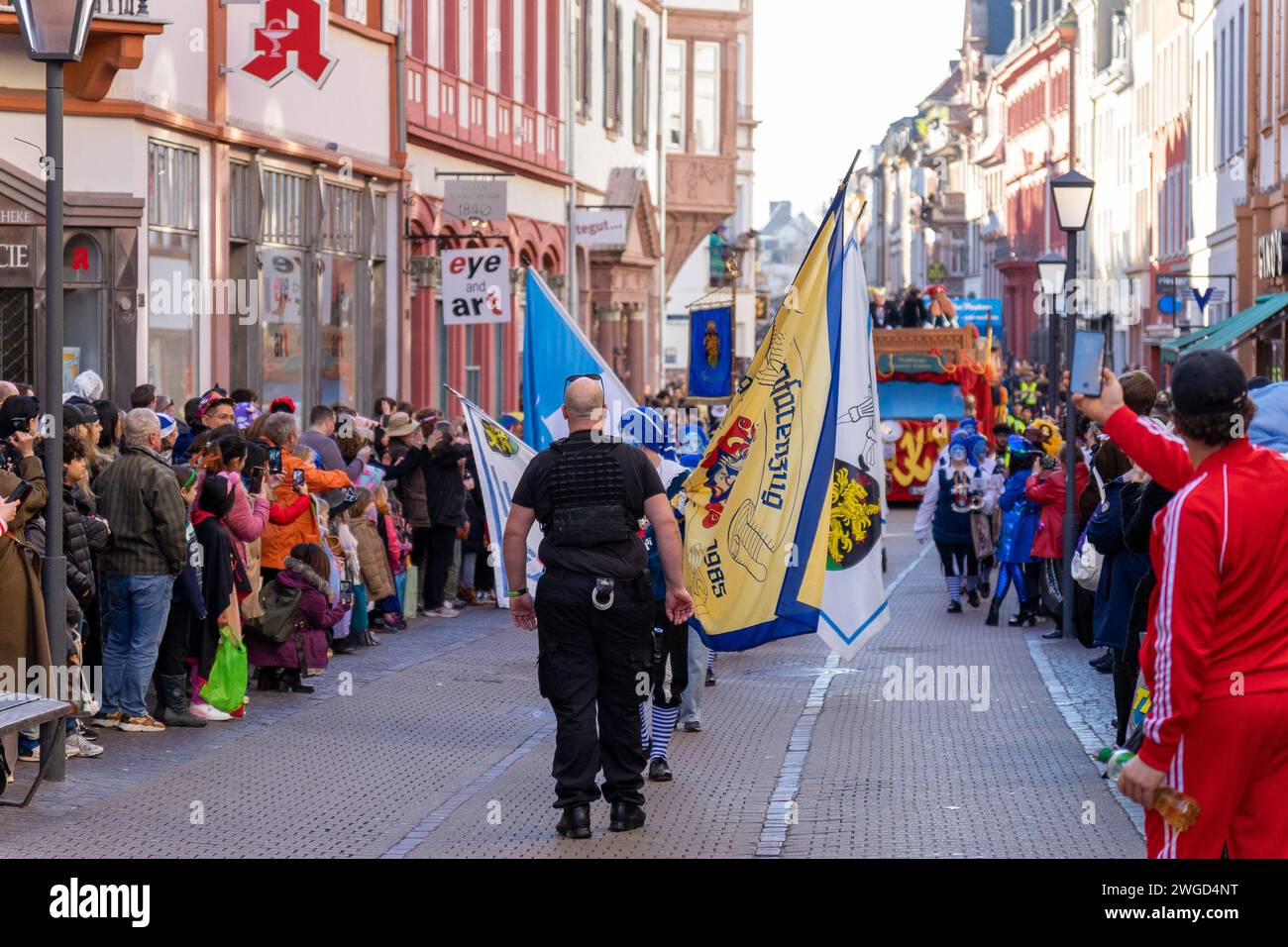 Heidelberg, Germania - 21 febbraio 2023: Fastnachtsumzug a Heidelberg (parata di Carnevale a Heidelberg) la città celebra il suo 175° anniversario. Foto Stock