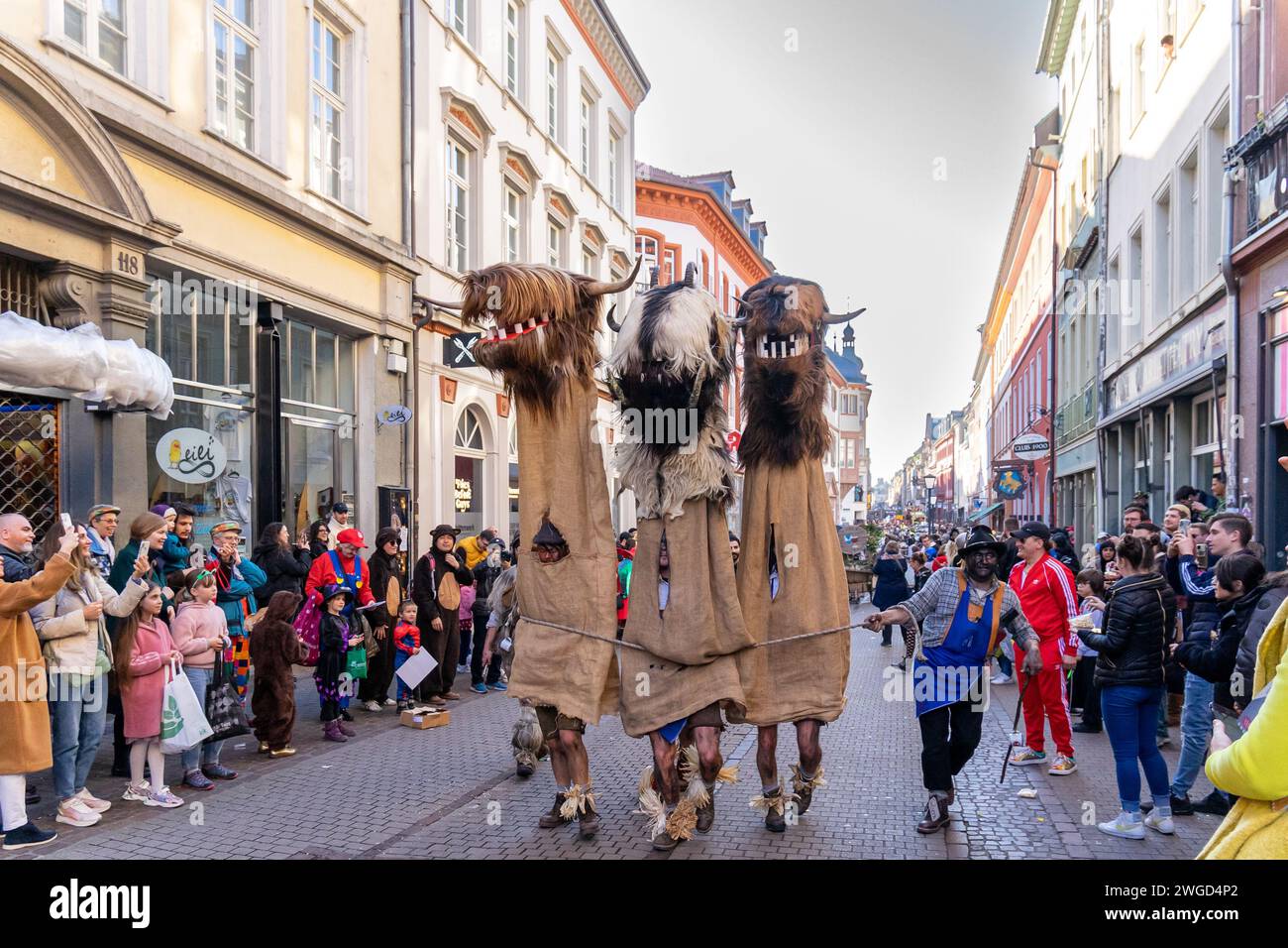 Heidelberg, Germania - 21 febbraio 2023: Trio divertente in costume da cavallo alla parata del Carnevale di Heidelberg. Heidelberg celebra il suo 175° anniversario. Foto Stock