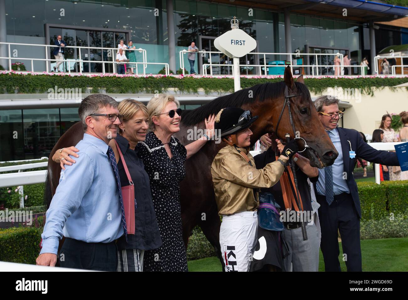 Ascot, Regno Unito. 8 settembre 2024. Cavallo Ouzo (n° 3) guidato dal fantino Saffie Osborne all'Ippodromo di Ascot vince il Palmer & Co Champagne handicap Stakes in una calura morta con cavalli Daysofourlives (n° 6) guidato dal fantino Stefano Cherchi al Friday Racing Meeting di settembre. Proprietario dell'altro Club. Allenatore Jamie Osborne, Upper Lambourn. Breeder equine Breeding Limited. Credito: Maureen McLean/Alamy Foto Stock