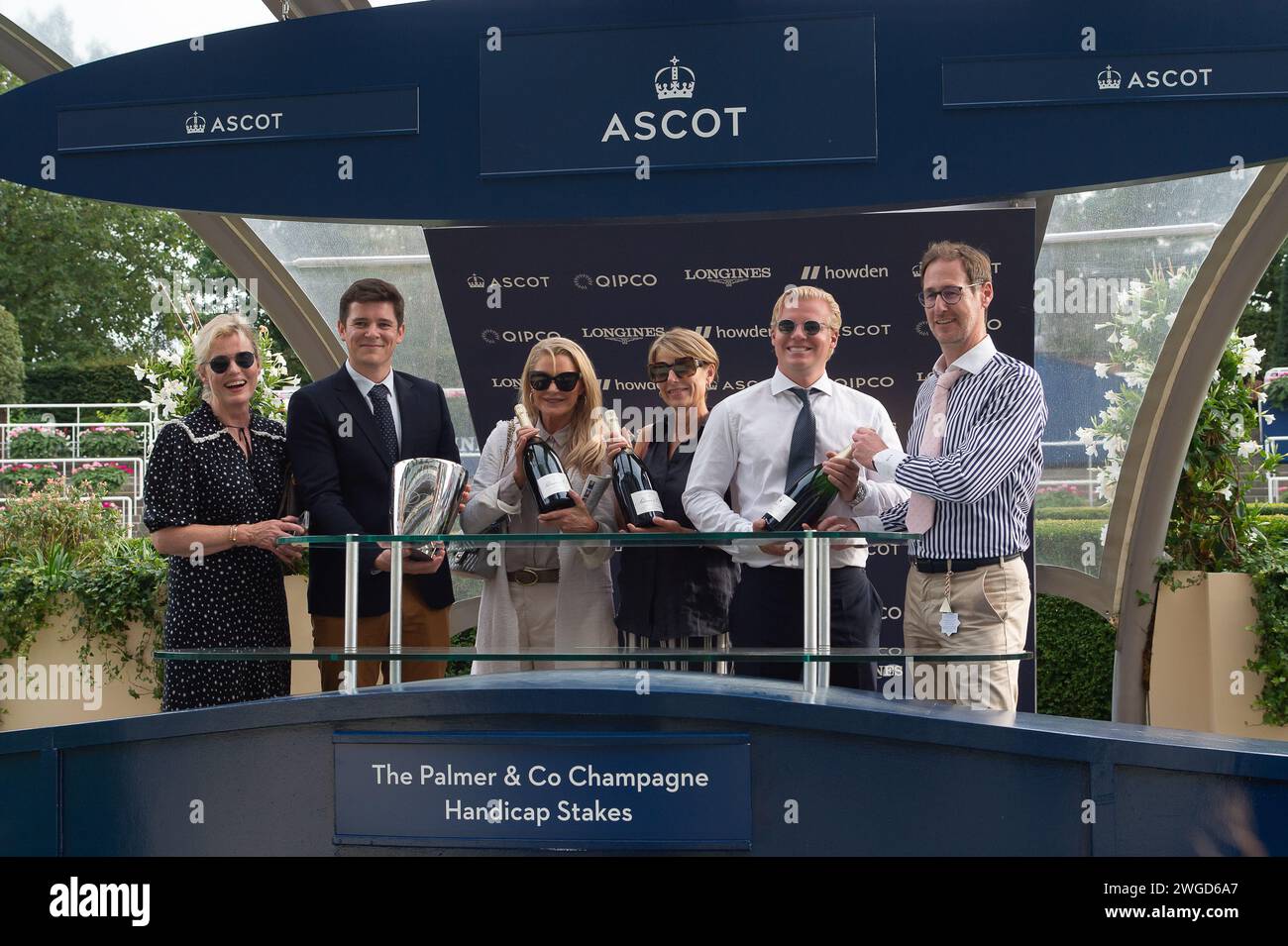 Ascot, Regno Unito. 8 settembre 2024. Presentazione dei vincitori. Cavallo Ouzo guidato dal fantino Saffie Osborne all'ippodromo di Ascot vincitore del Palmer & Co Champagne handicap Stakes in un caldo morto con cavalli Daysofourlives guidati dal fantino Stefano Cherchi al Friday Racing Meeting di settembre. Proprietario dell'altro Club. Allenatore Jamie Osborne, Upper Lambourn. Breeder equine Breeding Limited. Credito: Maureen McLean/Alamy Foto Stock