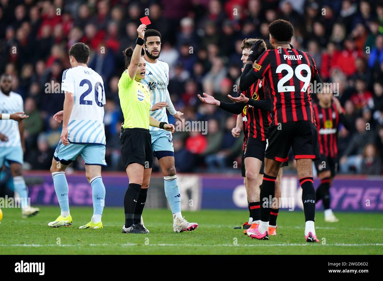 Al Bournemouth Philip Billing (a destra) viene mostrato un cartellino rosso dall'arbitro Rebecca Welch per un grave fallo durante la partita di Premier League al Vitality Stadium di Bournemouth. Data immagine: Domenica 4 febbraio 2024. Foto Stock