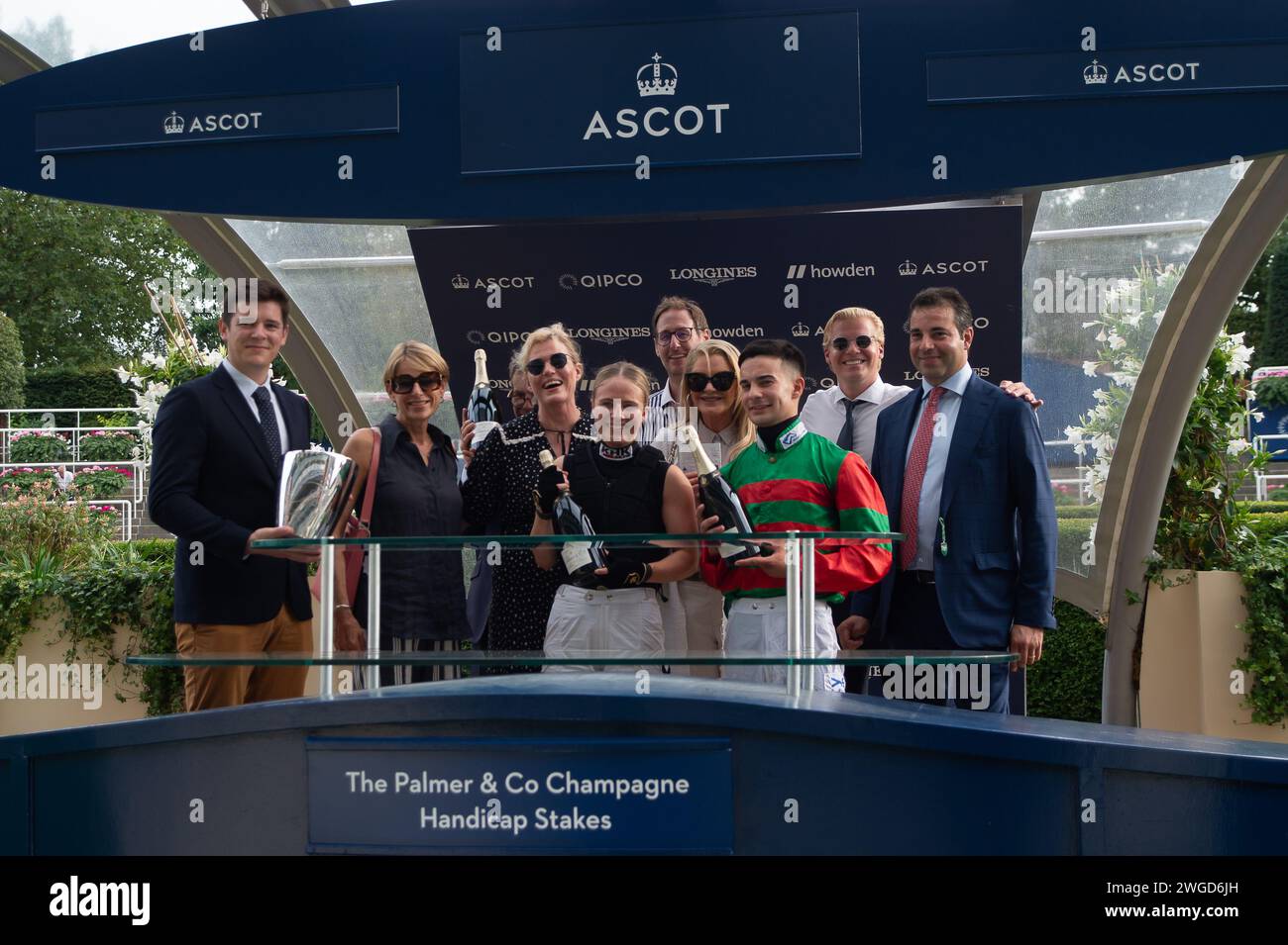 Ascot, Regno Unito. 8 settembre 2024. Presentazione dei vincitori. Cavallo Ouzo in sella al fantino Saffie Osborne (M) all'ippodromo di Ascot vincitore del Palmer & Co Champagne handicap Stakes in una calura mortale con cavalli Daysofourlives guidati dal fantino Stefano Cherchi (R) al Friday Racing Meeting di settembre. Proprietario dell'altro Club. Allenatore Jamie Osborne, Upper Lambourn. Breeder equine Breeding Limited. Credito: Maureen McLean/Alamy Foto Stock