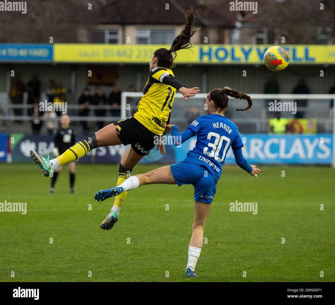 Londra, Regno Unito. 4 febbraio 2024. Londra, Inghilterra, 04 febbraio 2024: Neve Herron (30 Birmingham City) e Harley Bennett (14 Watford) in azione durante la partita del Barclays Womens Championship tra Watford e Birmingham City al Grosvenor vale di Londra, Inghilterra. (Pedro Porru/SPP) credito: SPP Sport Press Photo. /Alamy Live News Foto Stock