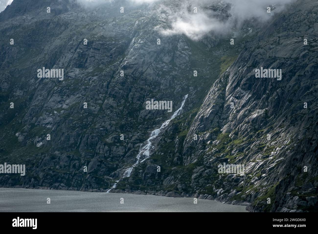 Effetto fulmine attraverso le colline delle montagne della Svizzera Foto Stock
