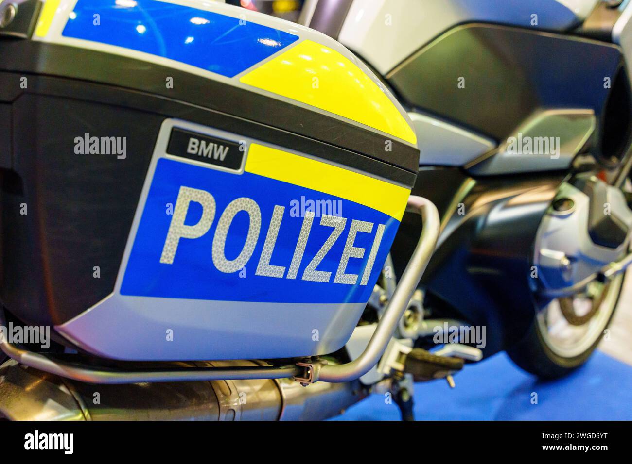 Adelsried, Baviera, Germania - 2 febbraio 2024: Motocicletta della polizia allo stand della polizia bavarese alla fiera Afa di Augusta *** Polizei Motorrad am Messestand der Bayerischen Polizei auf der Afa-Messe ad Augusta Foto Stock