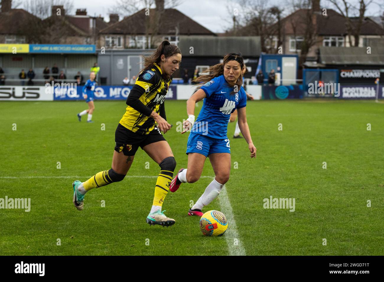 Londra, Regno Unito. 4 febbraio 2024. Londra, Inghilterra, 04 febbraio 2024: Cho so-Hyun (20 Birmingham City) e Harley Bennett (14 Watford) in azione durante la partita del Barclays Womens Championship tra Watford e Birmingham City al Grosvenor vale di Londra, Inghilterra. (Pedro Porru/SPP) credito: SPP Sport Press Photo. /Alamy Live News Foto Stock