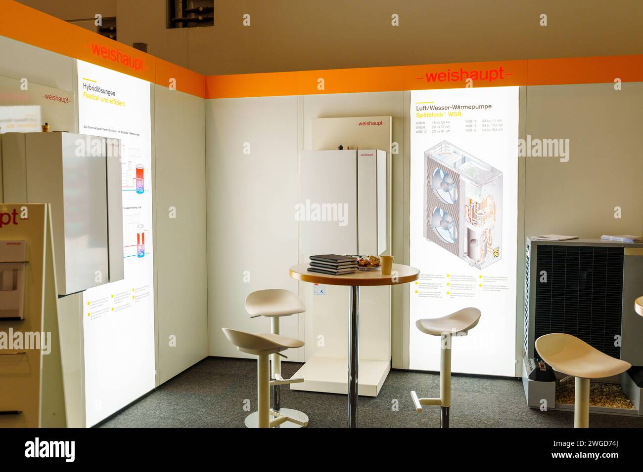 Adelsried, Baviera, Germania - 2 febbraio 2024: weishaupt Wärmepumpe ha esposto allo stand fieristico delle pompe di calore presso la fiera Afa di Augusta *** weishaupt Wärmepumpe ausgestellt am Messestand für Wärmepumpen auf der Afa-Messe ad Augusta Foto Stock