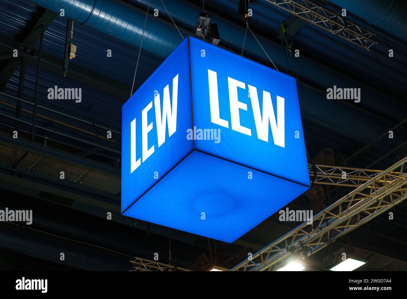 Adelsried, Baviera, Germania - 2 febbraio 2024: LEW Lechwerke, logo dei fornitori di elettricità e gas presso lo stand fieristico Afa ad Augusta *** LEW Lechwerke, Strom- und Gasanbieter Logo am Messestand auf der Afa-Messe ad Augusta Foto Stock