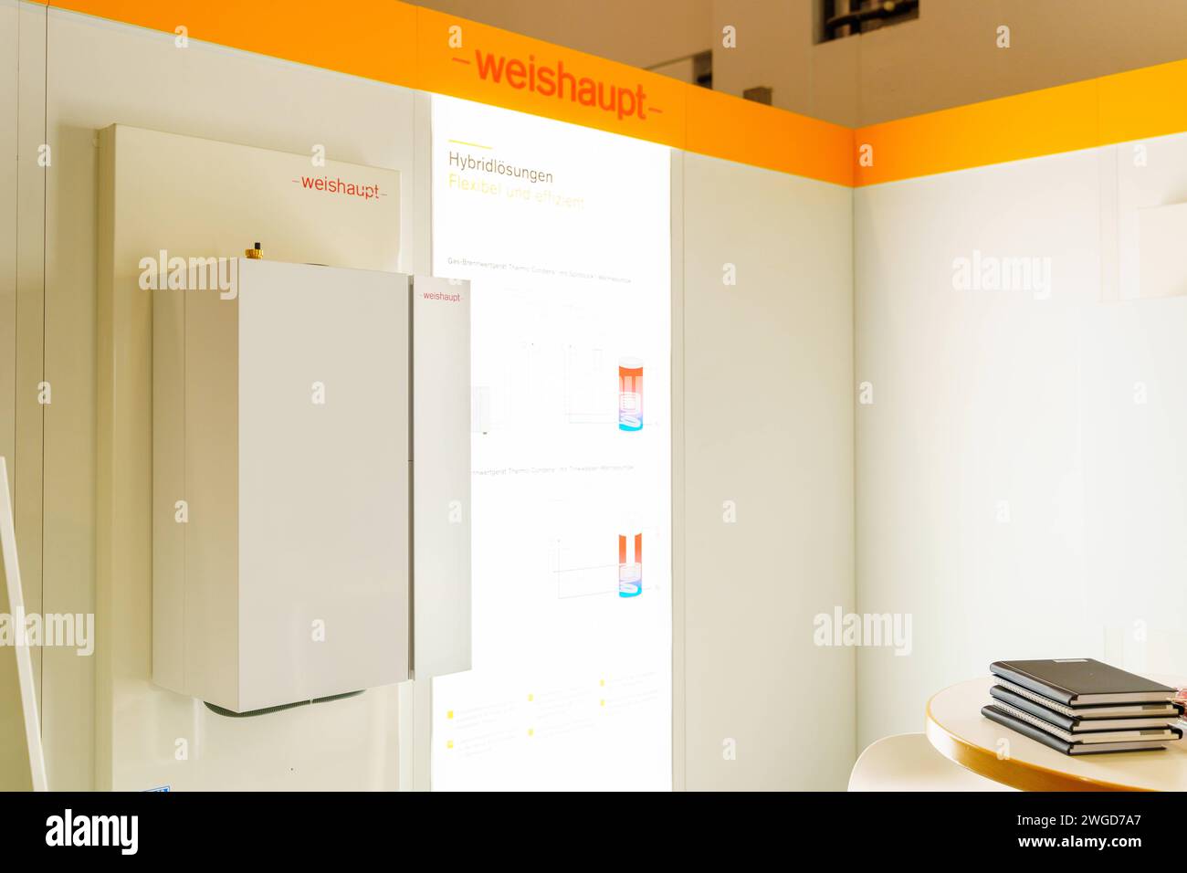 Adelsried, Baviera, Germania - 2 febbraio 2024: weishaupt Wärmepumpe ha esposto allo stand fieristico delle pompe di calore presso la fiera Afa di Augusta *** weishaupt Wärmepumpe ausgestellt am Messestand für Wärmepumpen auf der Afa-Messe ad Augusta Foto Stock