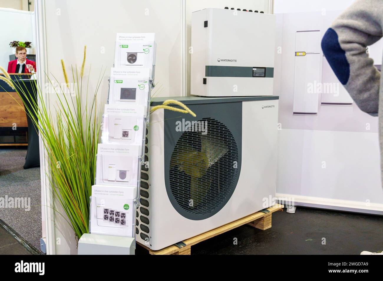 Augusta, Baviera, Germania - 2 febbraio 2024: La pompa di calore WATERKOTTE è stata esposta allo stand della fiera Afa di Augusta *** WATERKOTTE Wärmepumpe ausgestellt am Messestand auf der Afa-Messe di Augusta Foto Stock