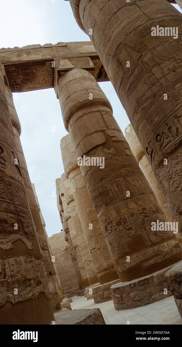 Una colonna di pietra al tempio di Karnak a Luxor, in Egitto Foto Stock