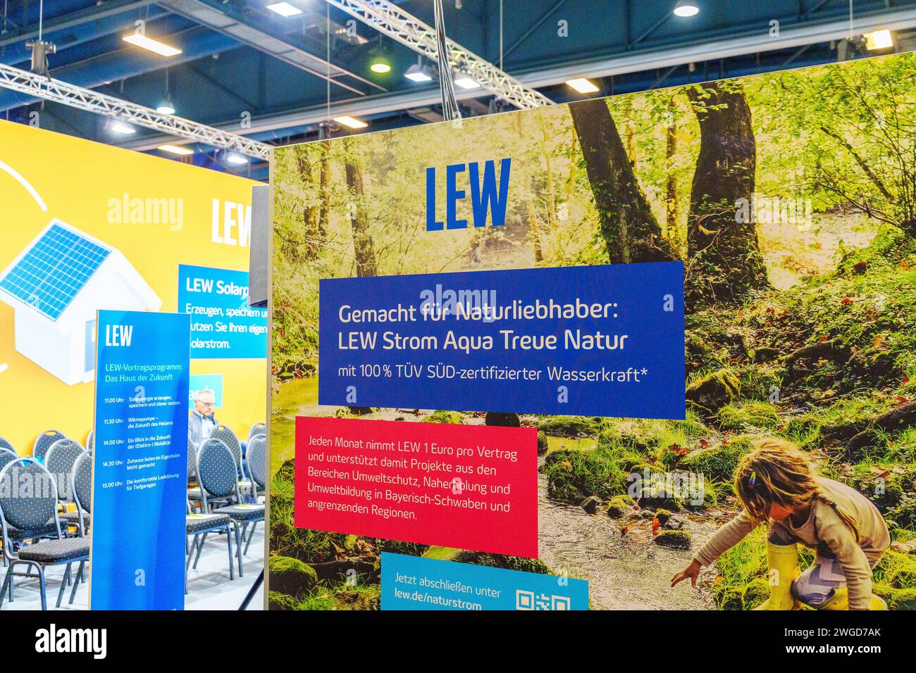 Adelsried, Baviera, Germania - 2 febbraio 2024: LEW Lechwerke, logo dei fornitori di elettricità e gas presso lo stand fieristico Afa ad Augusta *** LEW Lechwerke, Strom- und Gasanbieter Logo am Messestand auf der Afa-Messe ad Augusta Foto Stock