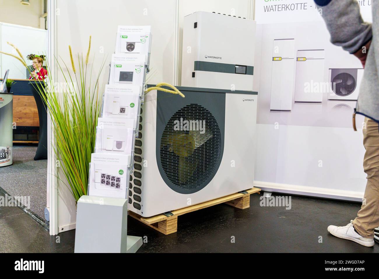 Augusta, Baviera, Germania - 2 febbraio 2024: La pompa di calore WATERKOTTE è stata esposta allo stand della fiera Afa di Augusta *** WATERKOTTE Wärmepumpe ausgestellt am Messestand auf der Afa-Messe di Augusta Foto Stock