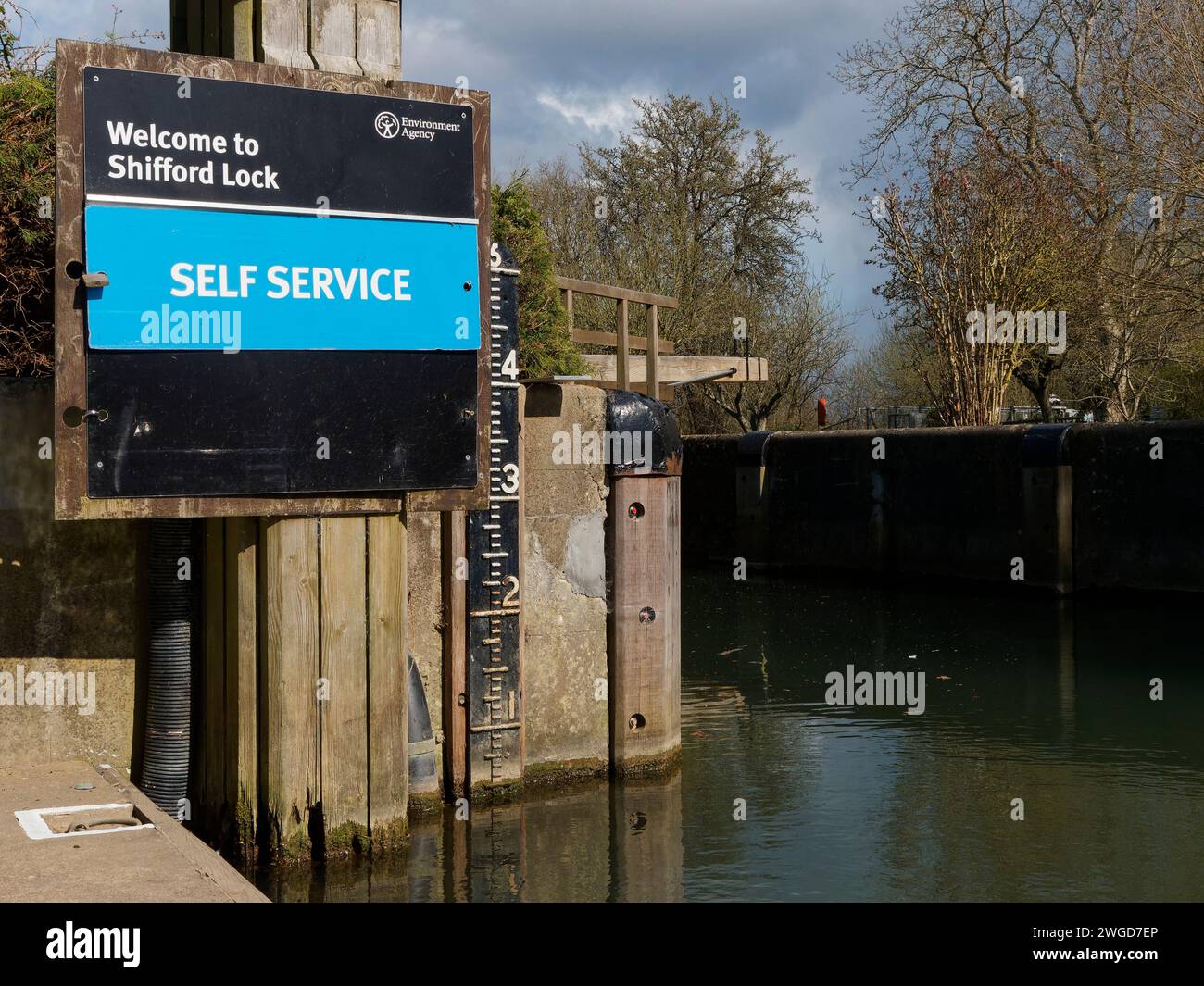 Shifford Lock e cartello self service con indicatore del livello dell'acqua accanto Foto Stock