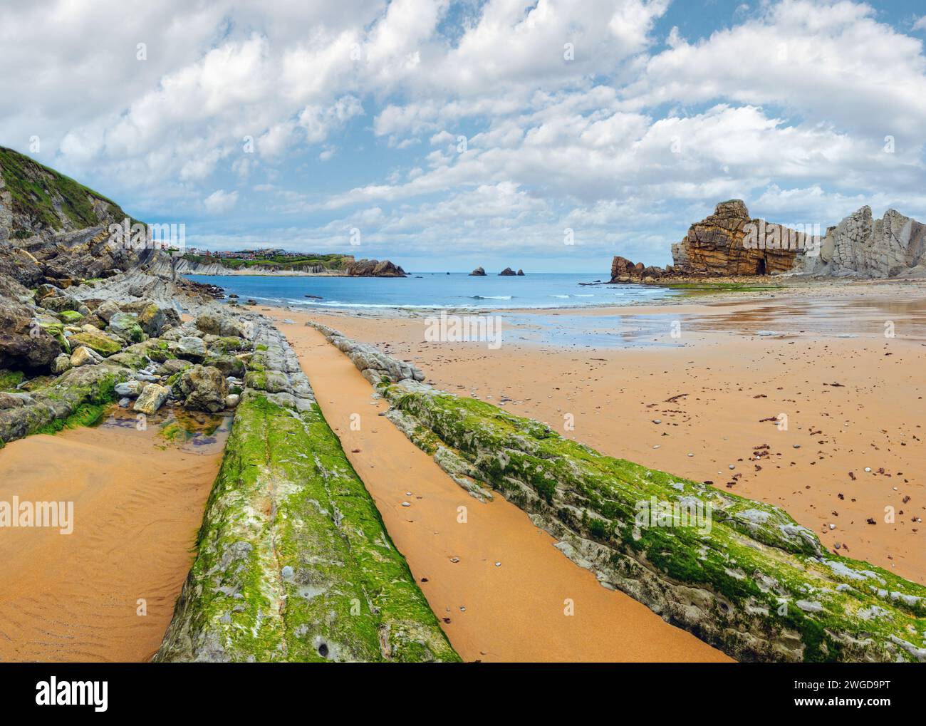 Arnia Beach (Spagna). La molla Oceano Atlantico litorale con formazioni rocciose. Due colpi stitch immagine. Foto Stock