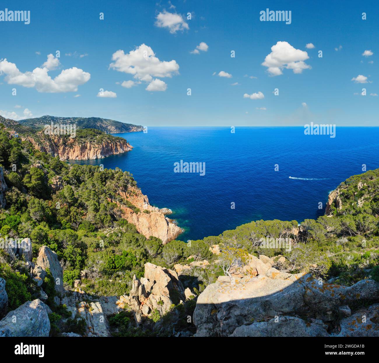 Estate mare costa rocciosa vista (Costa Brava Catalogna). Tre colpi panorama di cucitura. Foto Stock