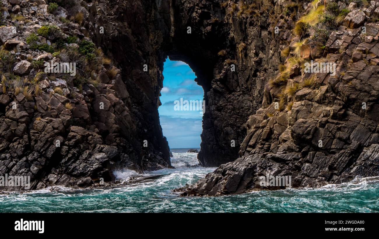 Arco naturale nelle scogliere, Bruny Island Foto Stock