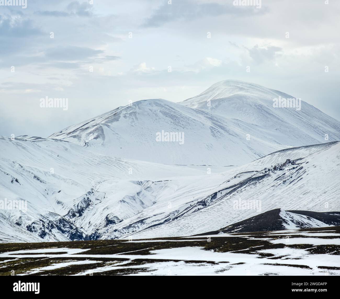 Montagne colorate Landmannalaugar sotto la neve in autunno, Islanda Foto Stock