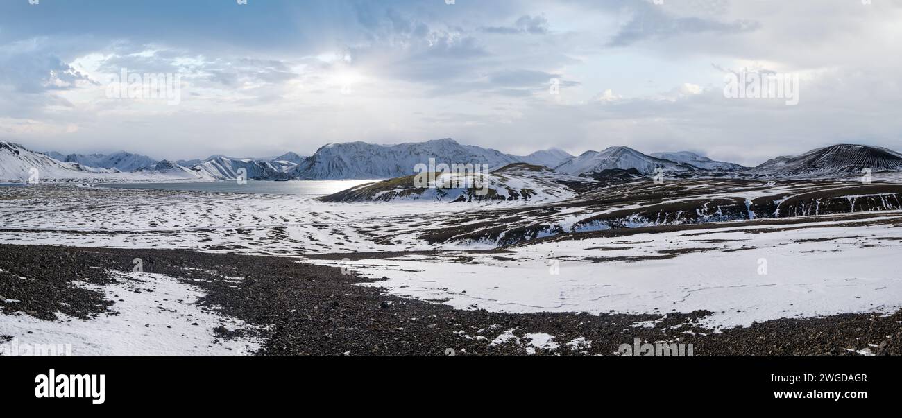 Cambiamento di stagione nelle Highlands meridionali dell'Islanda. Montagne Landmannalaugar colorate sotto la copertura di neve in autunno. Lago di Frostastadavatn ai piedi di t Foto Stock